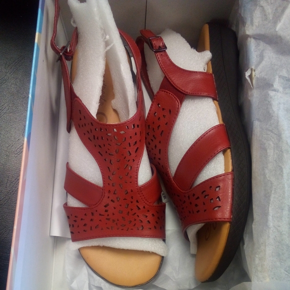 NEW Easy Street Red Bolt Slingback Sandals  Size 10 New w/box - Picture 2 of 7